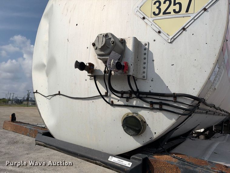 image for item FB8360 2002 Etnyre asphalt trailer