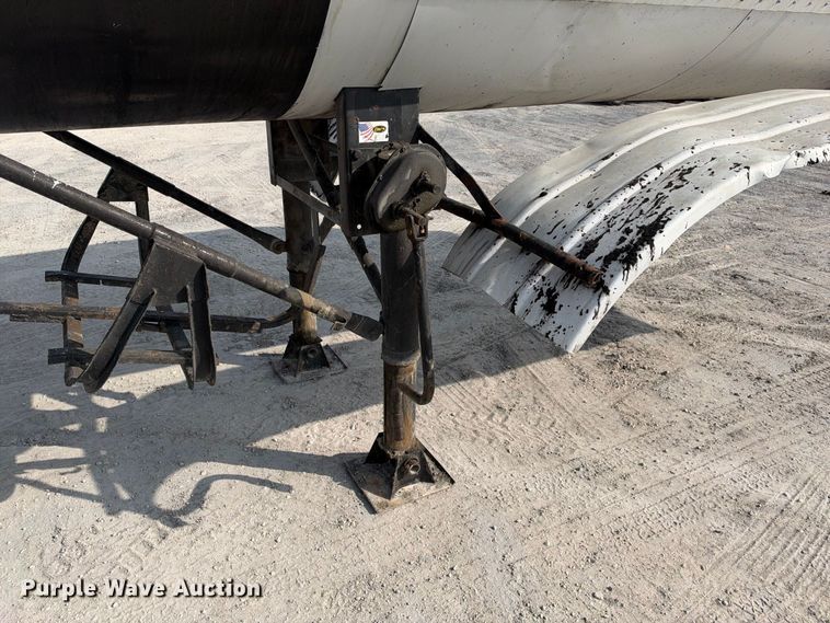 image for item FB8360 2002 Etnyre asphalt trailer