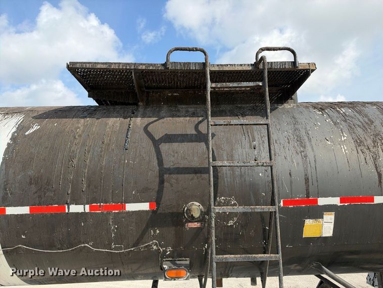 image for item FB8360 2002 Etnyre asphalt trailer