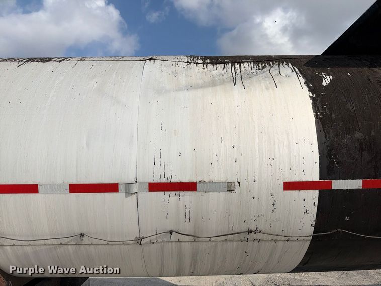image for item FB8360 2002 Etnyre asphalt trailer