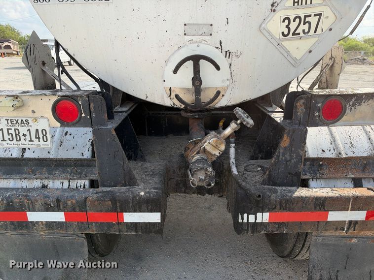 image for item FB8360 2002 Etnyre asphalt trailer