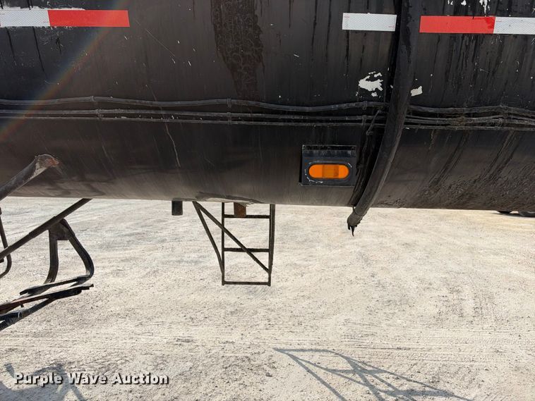 image for item FB8360 2002 Etnyre asphalt trailer