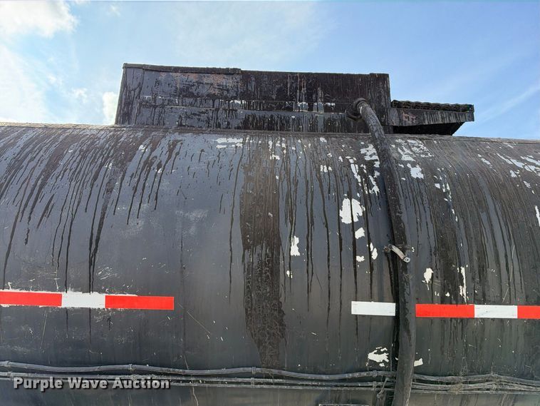 image for item FB8360 2002 Etnyre asphalt trailer