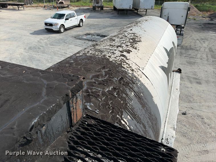 image for item FB8360 2002 Etnyre asphalt trailer