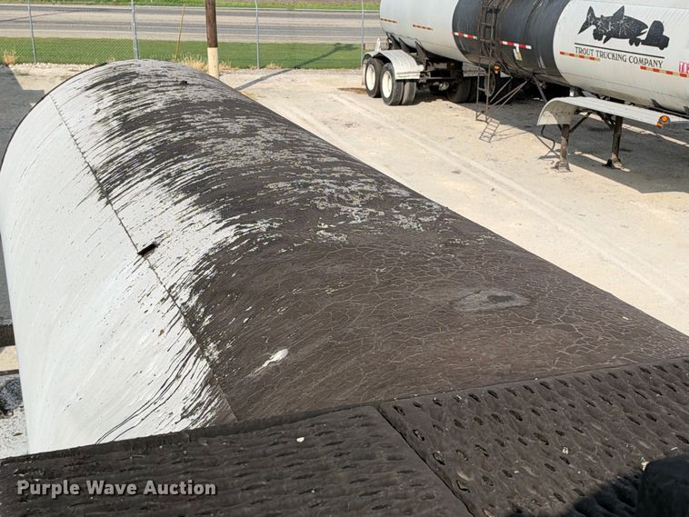 image for item FB8360 2002 Etnyre asphalt trailer