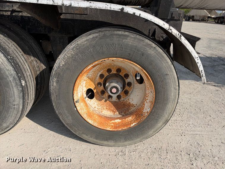 image for item FB8360 2002 Etnyre asphalt trailer
