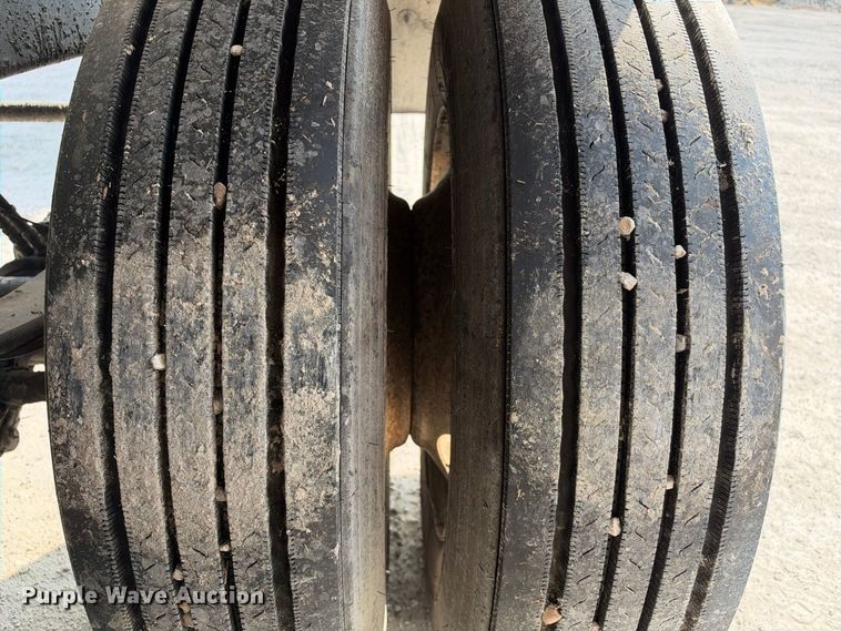 image for item FB8360 2002 Etnyre asphalt trailer