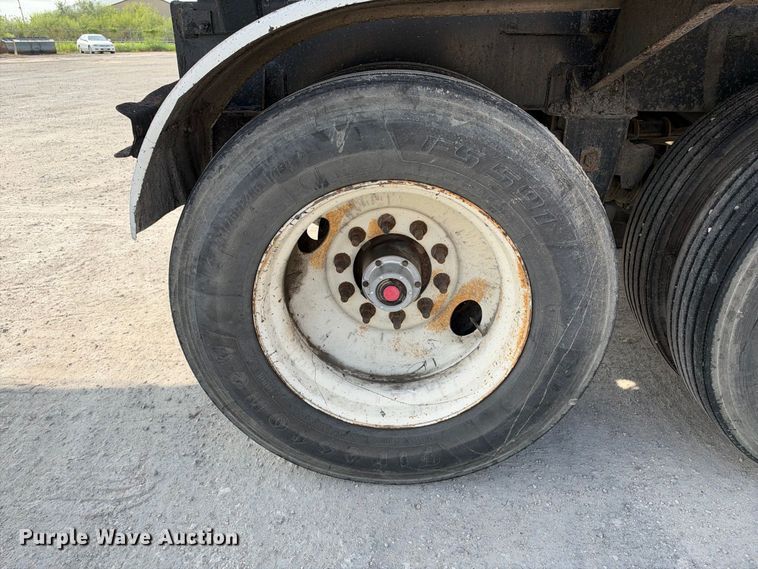 image for item FB8360 2002 Etnyre asphalt trailer