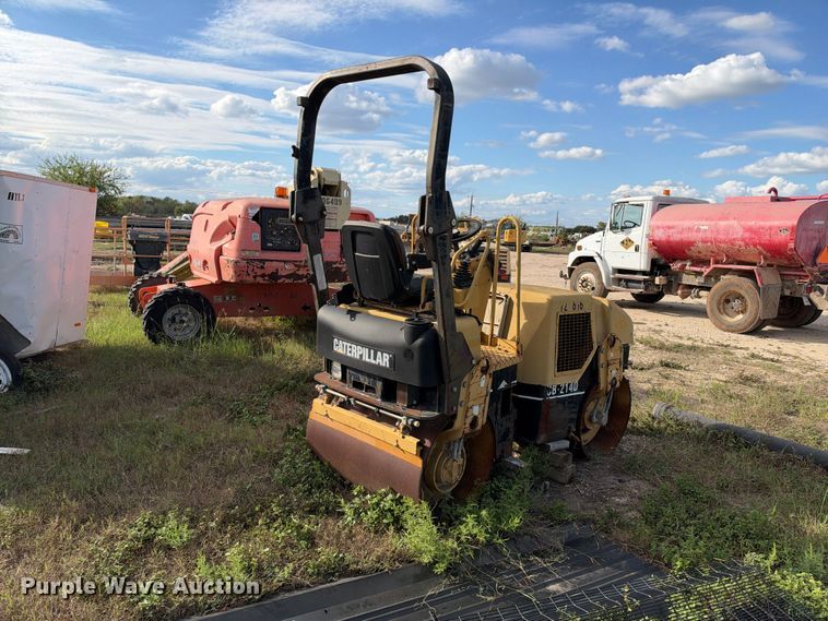image for item FB8368 2002 Caterpillar CB-214D double drum vibratory roller