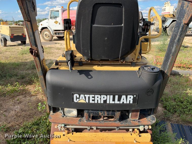 image for item FB8368 2002 Caterpillar CB-214D double drum vibratory roller