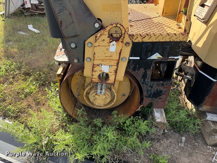 image for item FB8368 2002 Caterpillar CB-214D double drum vibratory roller