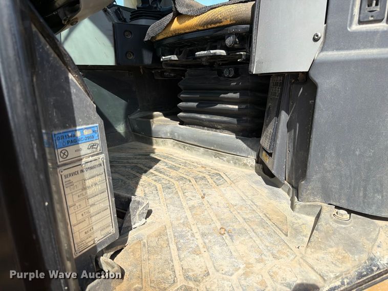 image for item FC3399 2012 Caterpillar D8T dozer
