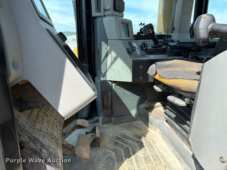 image for item FC3399 2012 Caterpillar D8T dozer