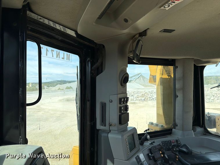 image for item FC3399 2012 Caterpillar D8T dozer