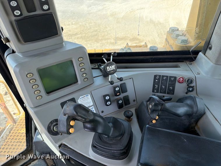 image for item FC3399 2012 Caterpillar D8T dozer