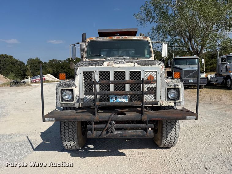 image for item FC4454 1979 International F-2574 flatbed truck