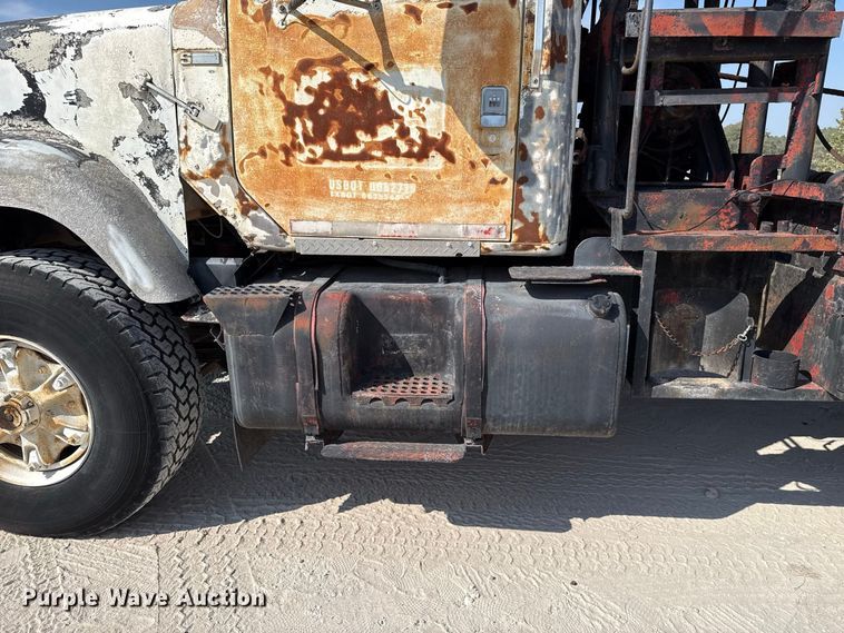 image for item FC4454 1979 International F-2574 flatbed truck