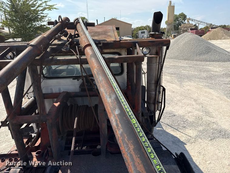 image for item FC4454 1979 International F-2574 flatbed truck
