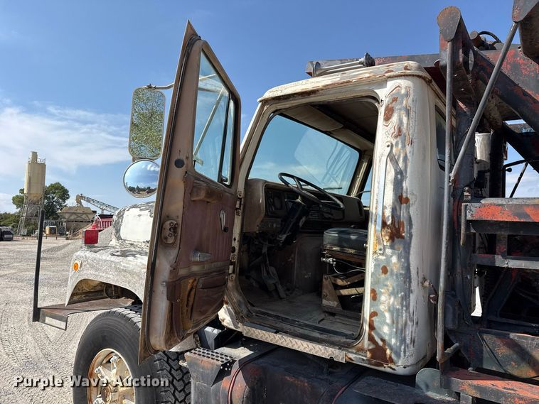 image for item FC4454 1979 International F-2574 flatbed truck