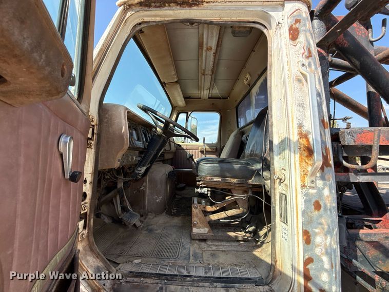 image for item FC4454 1979 International F-2574 flatbed truck