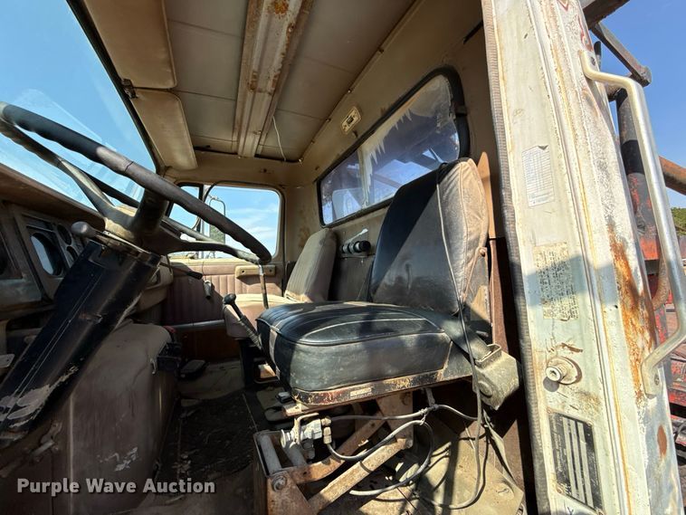 image for item FC4454 1979 International F-2574 flatbed truck