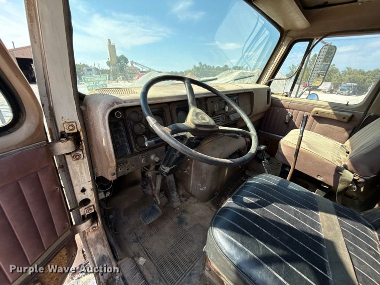 image for item FC4454 1979 International F-2574 flatbed truck