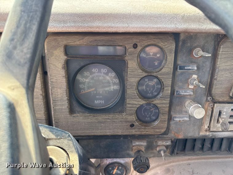 image for item FC4454 1979 International F-2574 flatbed truck
