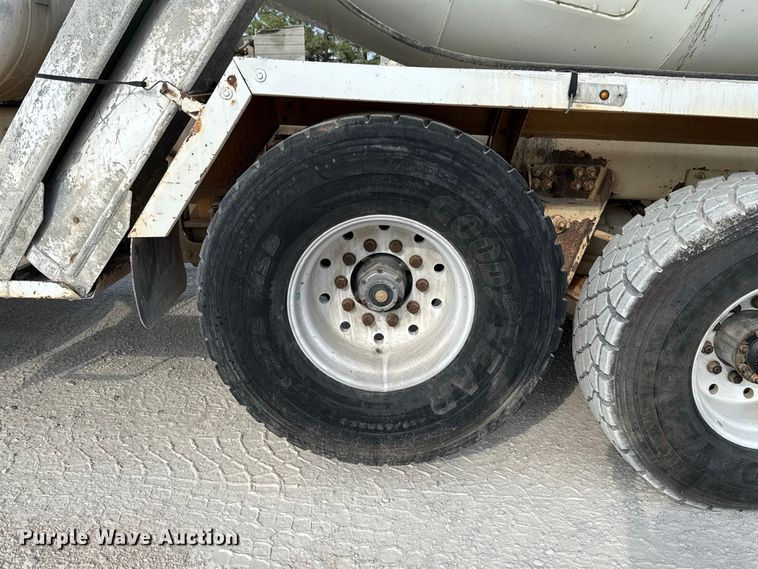 image for item FC4462 2004 Terex Advance Mixer FD4000 ready mix truck