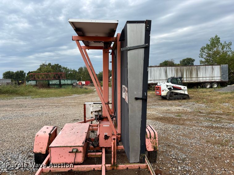 image for item FG0743 2003 Wanco arrow board trailer