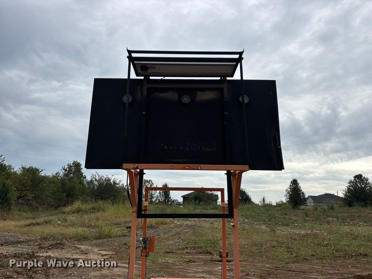 image for item FG0744 Ver-Mac arrow board trailer