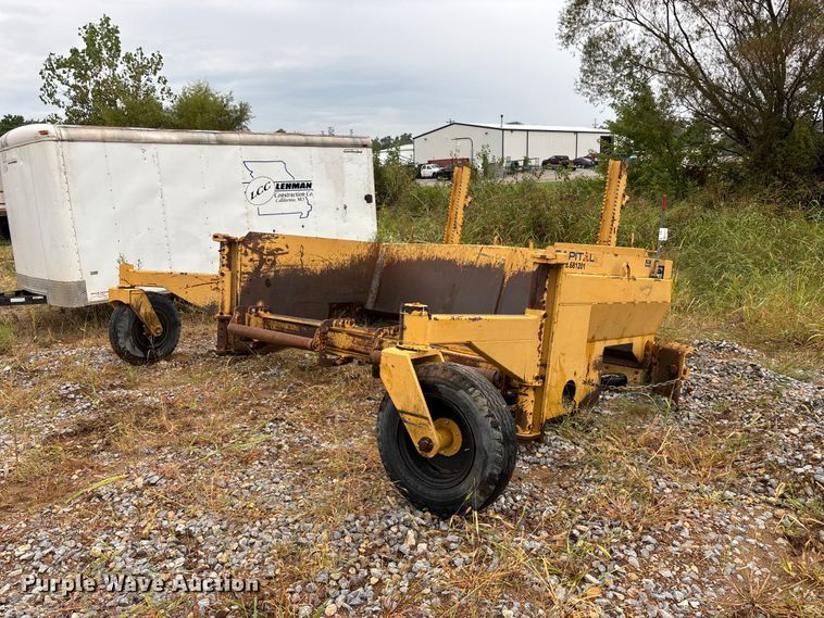 image for item FG0751 DoMor Equipment R-600C aggregate spreader