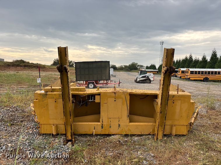 image for item FG0751 DoMor Equipment R-600C aggregate spreader