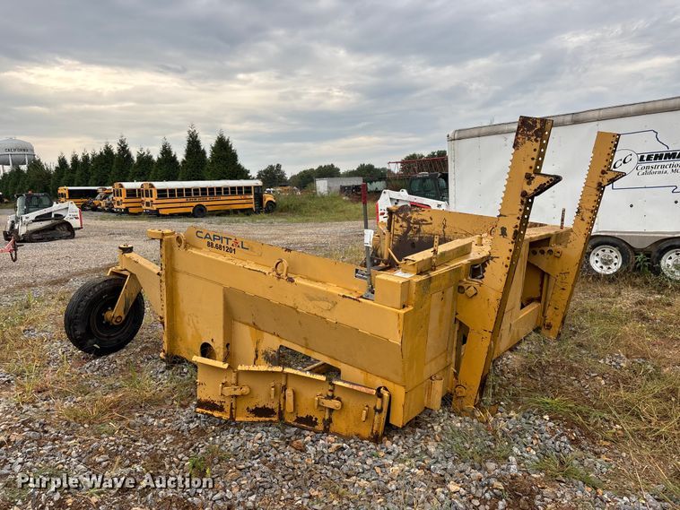 image for item FG0751 DoMor Equipment R-600C aggregate spreader