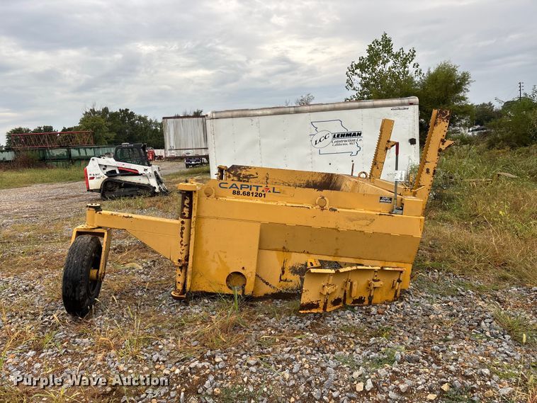 image for item FG0751 DoMor Equipment R-600C aggregate spreader