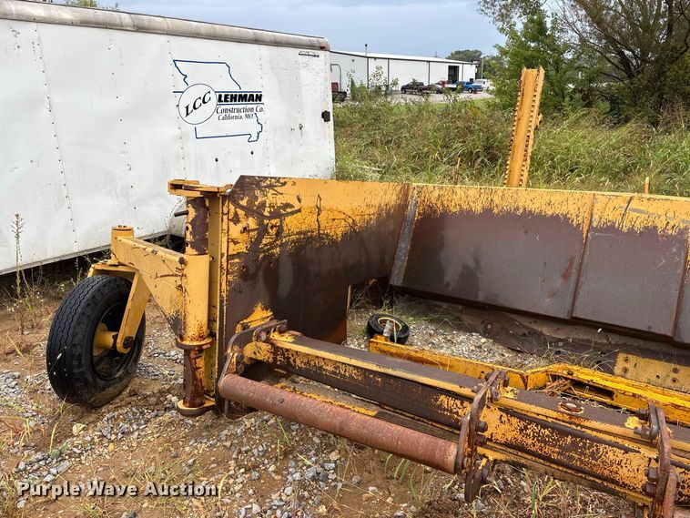image for item FG0751 DoMor Equipment R-600C aggregate spreader