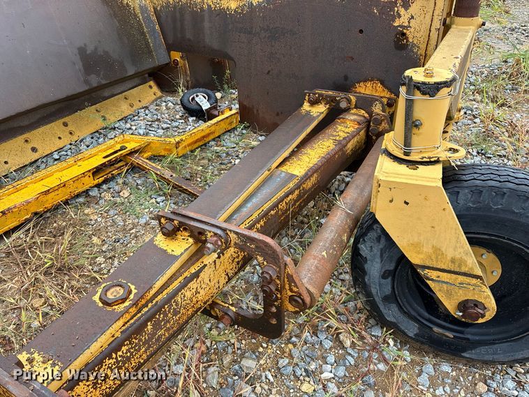 image for item FG0751 DoMor Equipment R-600C aggregate spreader