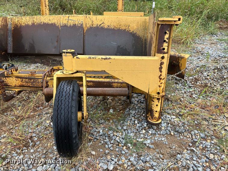 image for item FG0751 DoMor Equipment R-600C aggregate spreader