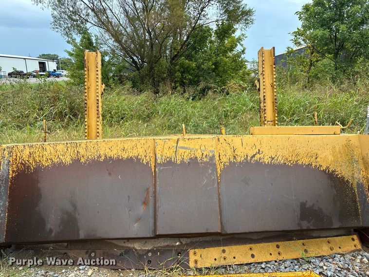 image for item FG0751 DoMor Equipment R-600C aggregate spreader