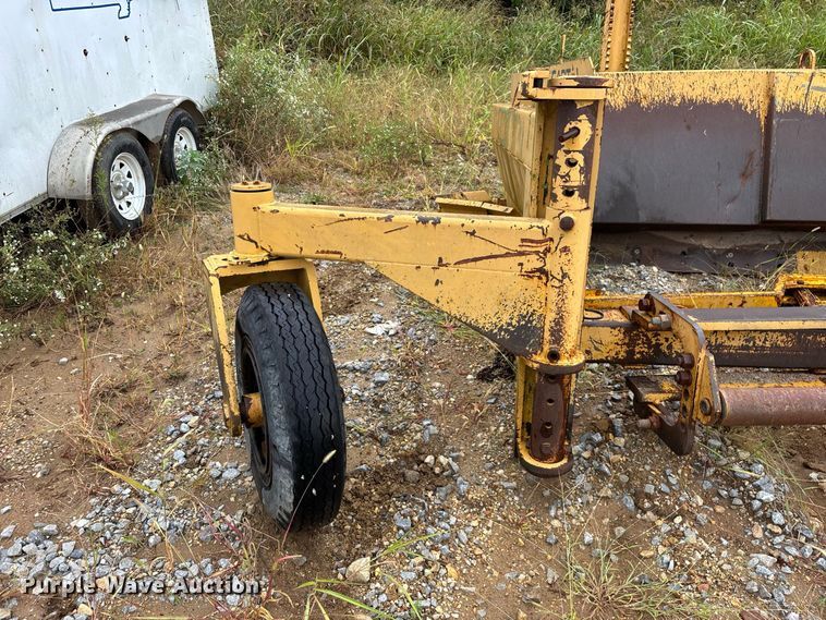 image for item FG0751 DoMor Equipment R-600C aggregate spreader