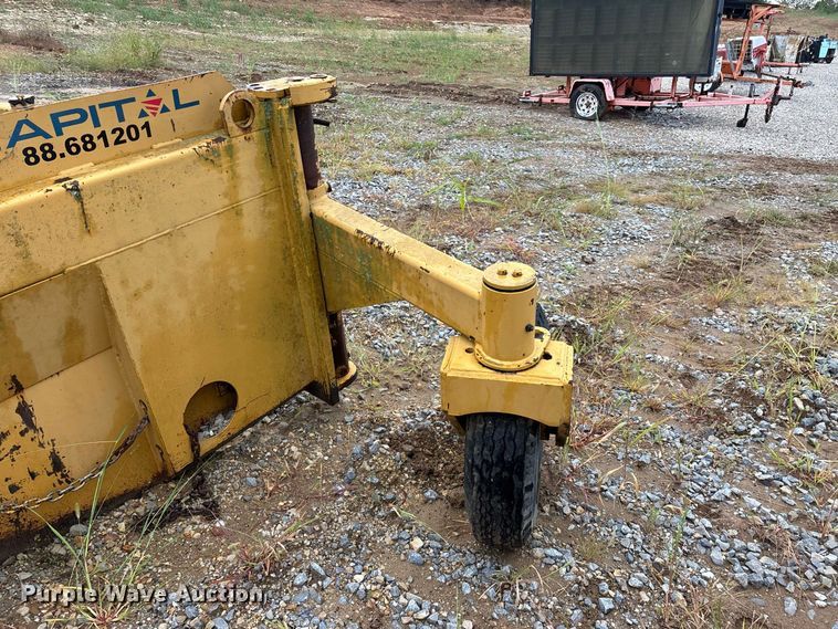 image for item FG0751 DoMor Equipment R-600C aggregate spreader