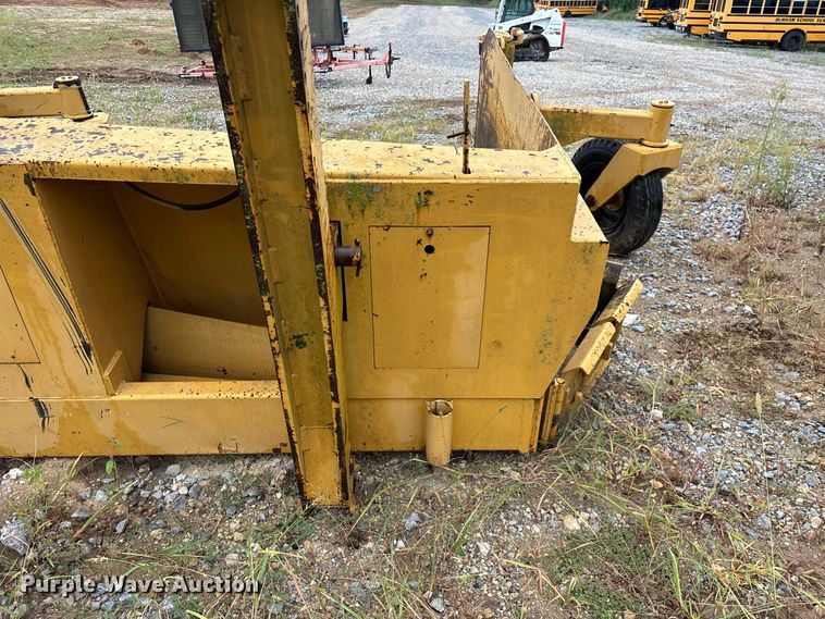 image for item FG0751 DoMor Equipment R-600C aggregate spreader