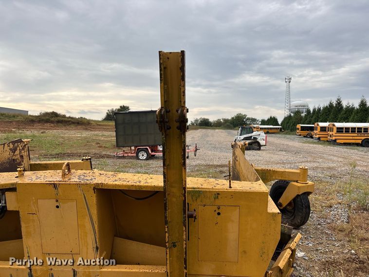 image for item FG0751 DoMor Equipment R-600C aggregate spreader