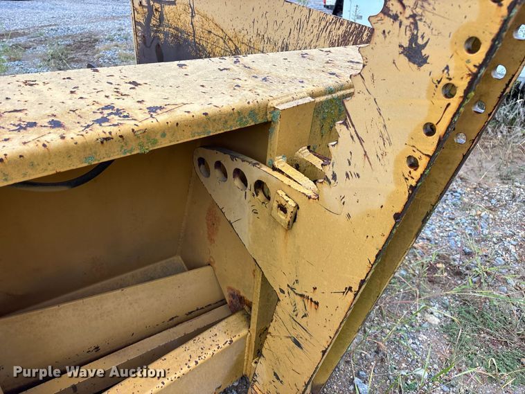 image for item FG0751 DoMor Equipment R-600C aggregate spreader