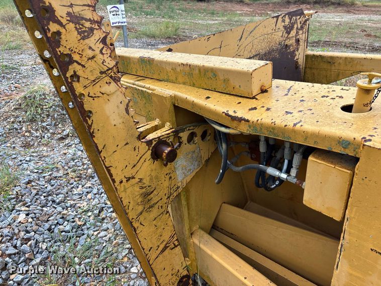 image for item FG0751 DoMor Equipment R-600C aggregate spreader