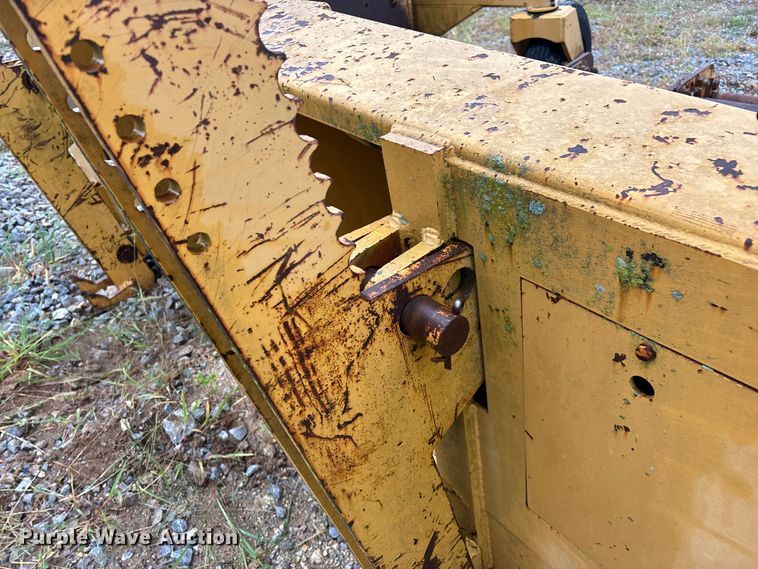 image for item FG0751 DoMor Equipment R-600C aggregate spreader