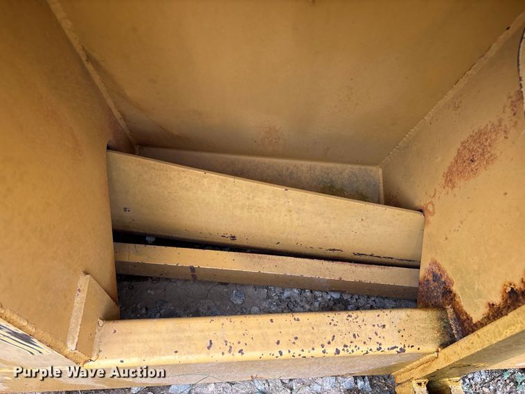 image for item FG0751 DoMor Equipment R-600C aggregate spreader