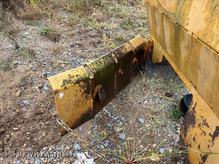 image for item FG0751 DoMor Equipment R-600C aggregate spreader