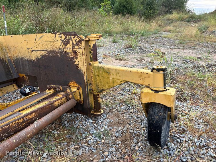 image for item FG0751 DoMor Equipment R-600C aggregate spreader