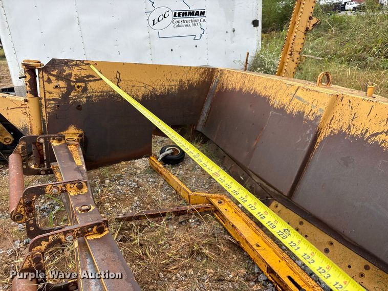 image for item FG0751 DoMor Equipment R-600C aggregate spreader