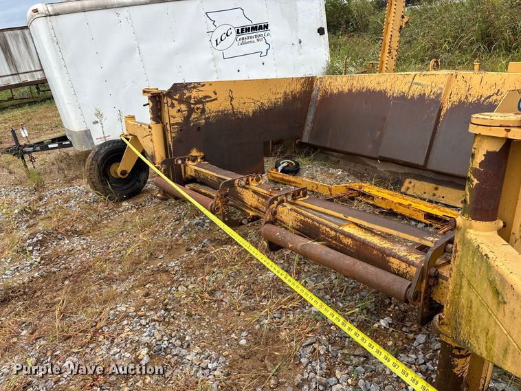 image for item FG0751 DoMor Equipment R-600C aggregate spreader